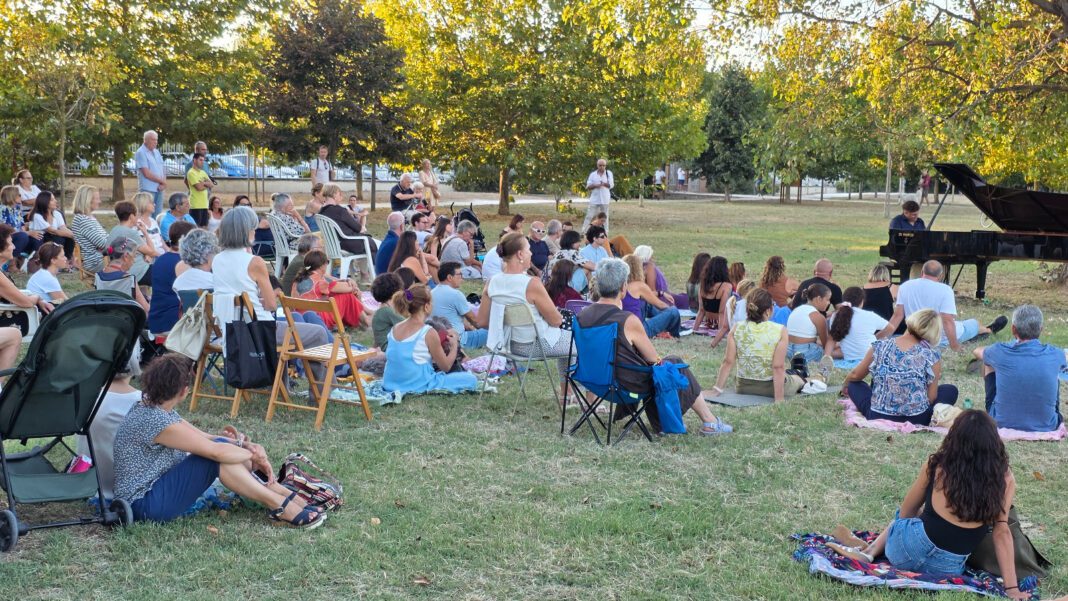Fiumicino. Villa Guglielmi, il pianoforte conquista il verde Il concerto di Emanuele Fioretti con il pubblico sul prato nella Pineta di Villa Guglielmi a Fiumicino.