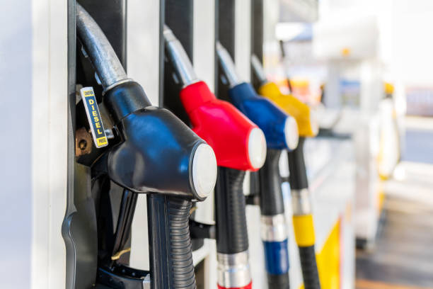 Benzina e Diesel, scatta la contromossa dei prezzi: Eni ritocca al ribasso a 2,21 euro. Il governo valuta le accise mobili