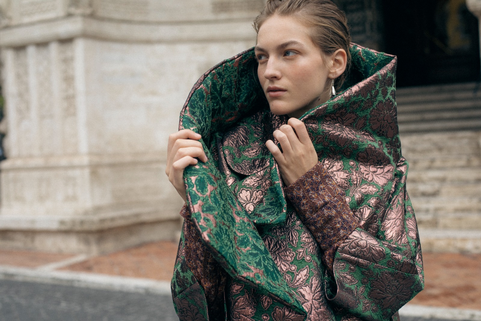 Roma. Morfosis a Palazzo Colonna, ingresso libero Modella con capo verde e rosato a motivi ornamentali della collezione Morfosis autunno inverno 2026–27.