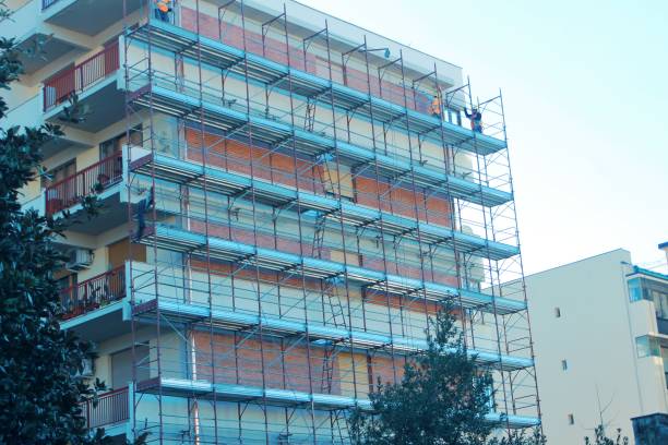 Lotta al lavoro sommerso e tutela della sicurezza: rafforzati i controlli nei cantieri e nelle attività commerciali Lotta al lavoro sommerso e tutela della sicurezza: rafforzati i controlli nei cantieri e nelle attività commerciali