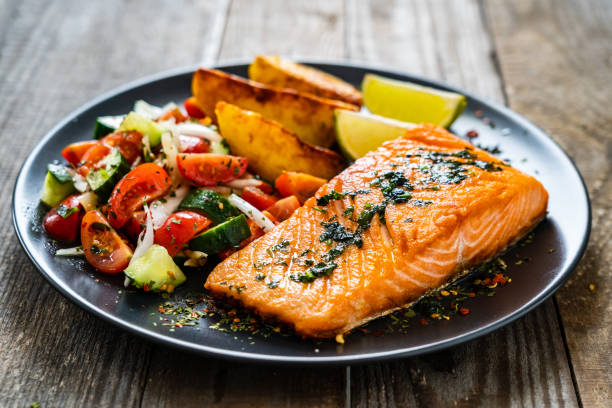 Mangiare in modo sano non significa sottoporsi a privazioni o a diete drastiche, ma imparare a nutrire il proprio corpo in modo equilibrato e vario Mangiare in modo sano non significa sottoporsi a privazioni o a diete drastiche, ma imparare a nutrire il proprio corpo in modo equilibrato e vario