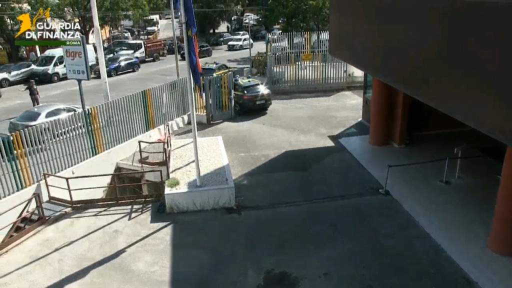 ROMA: ESEGUITO MAXI SEQUESTRO CONSERVATIVO DI BENI PER UN VALORE DI CIRCA 25 MILIONI DI EURO NEI CONFRONTI DI TRE SOGGETTI INDAGATI PER BANCAROTTA FRAUDOLENTA ROMA: ESEGUITO MAXI SEQUESTRO CONSERVATIVO DI BENI PER UN VALORE DI CIRCA 25 MILIONI DI EURO NEI CONFRONTI DI TRE SOGGETTI INDAGATI PER BANCAROTTA FRAUDOLENTA