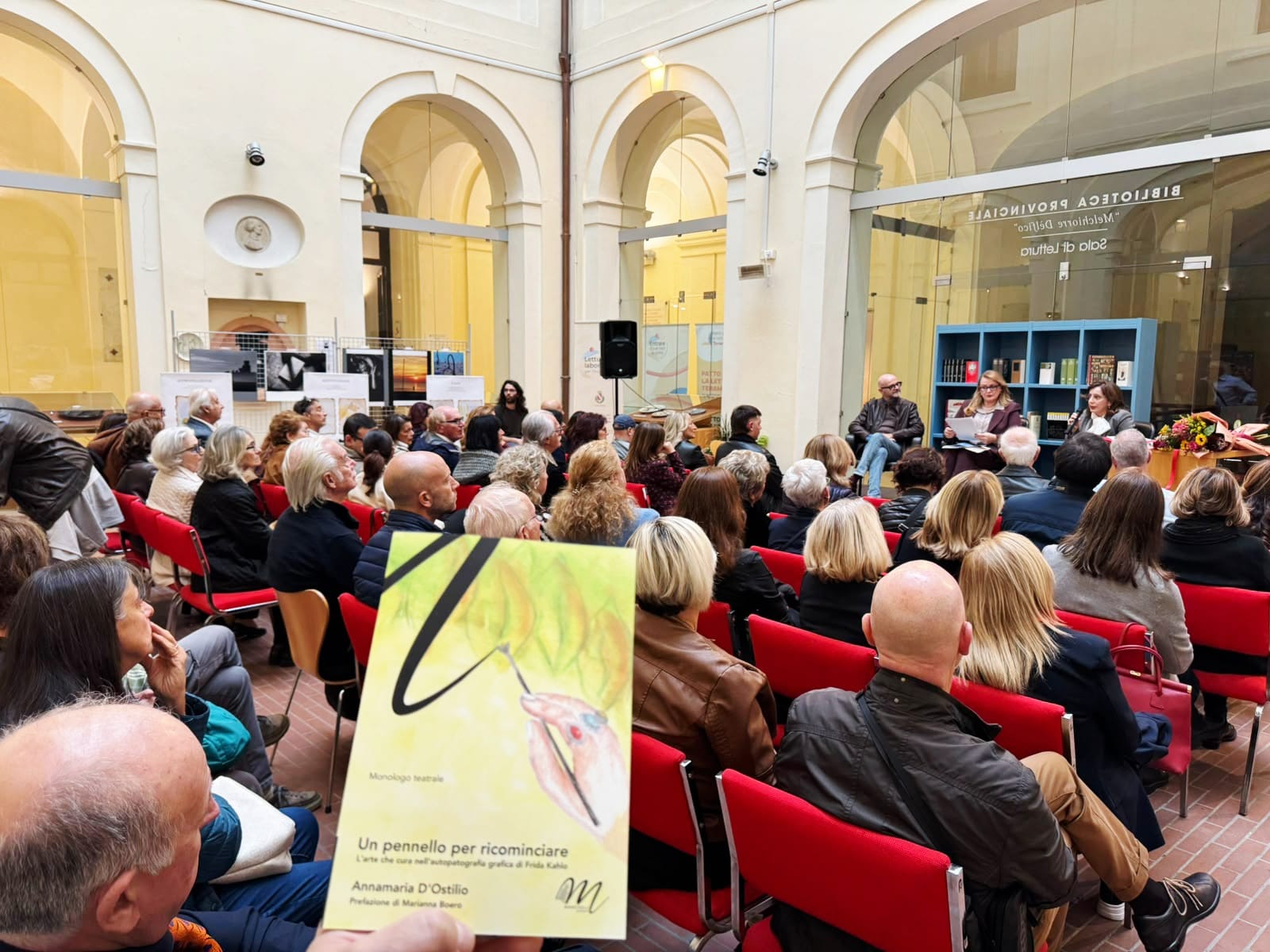 Teramo, Frida Kahlo tra arte e medicina narrativa: presentato “Un pennello per ricominciare” di Annamaria D’Ostilio Teramo, Frida Kahlo tra arte e medicina narrativa: presentato “Un pennello per ricominciare” di Annamaria D’Ostilio
