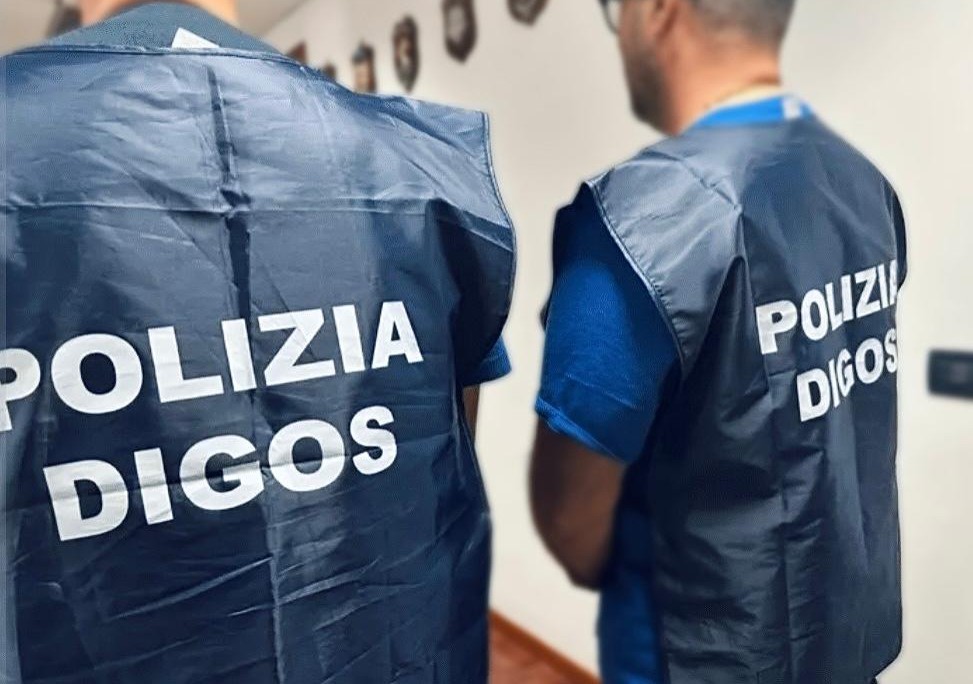 ROMA. ARRESTATO DALLA POLIZIA DI STATO ANARCHICO ROMA. ARRESTATO DALLA POLIZIA DI STATO ANARCHICO
