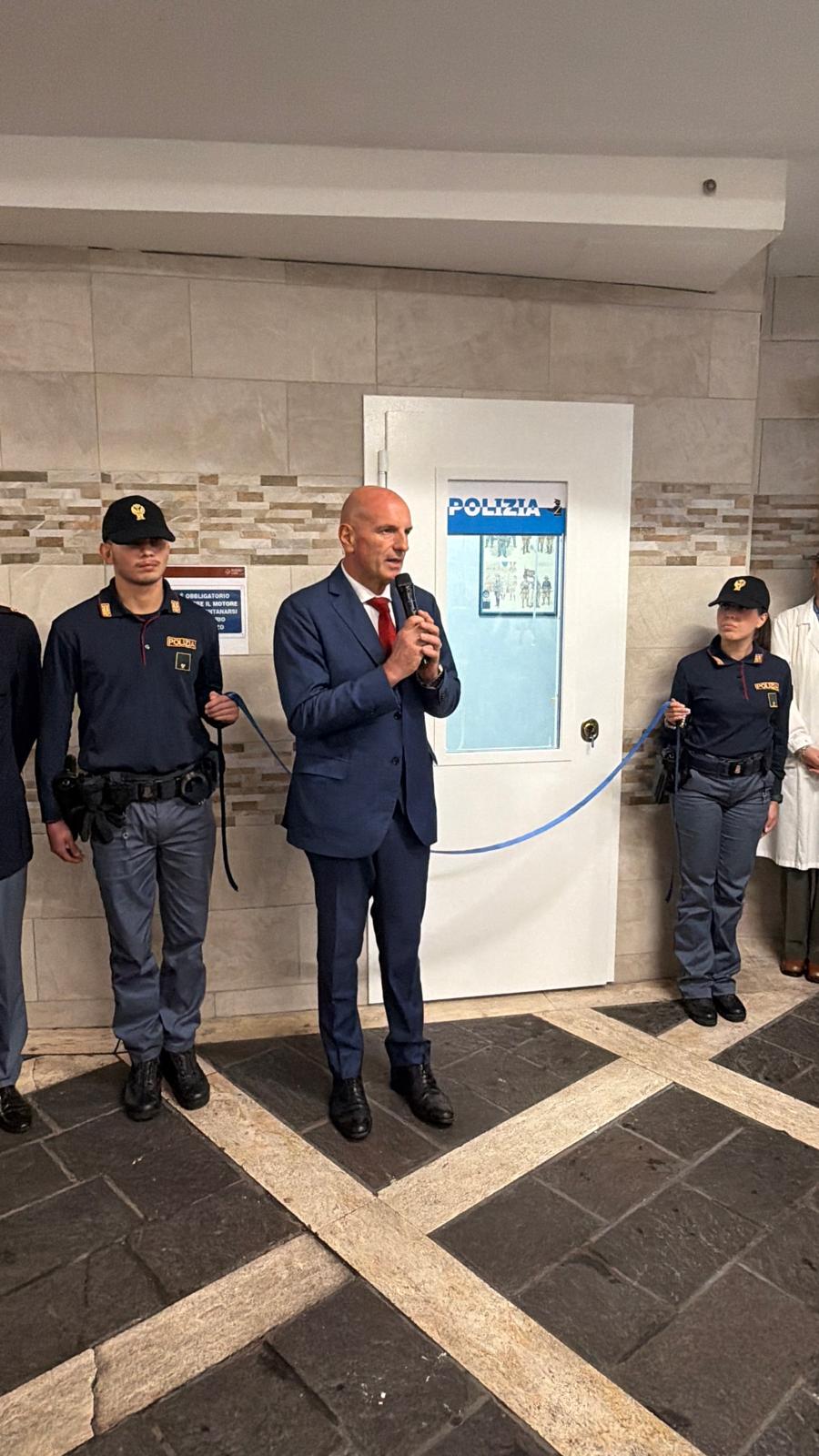 ROMA. INAUGURATO NUOVO POSTO DI POLIZIA ALL’OSPEDALE VANNINI: PIÙ SICUREZZA PER CITTADINI ED OPERATORI SANITARI ROMA. INAUGURATO NUOVO POSTO DI POLIZIA ALL’OSPEDALE VANNINI: PIÙ SICUREZZA PER CITTADINI ED OPERATORI SANITARI