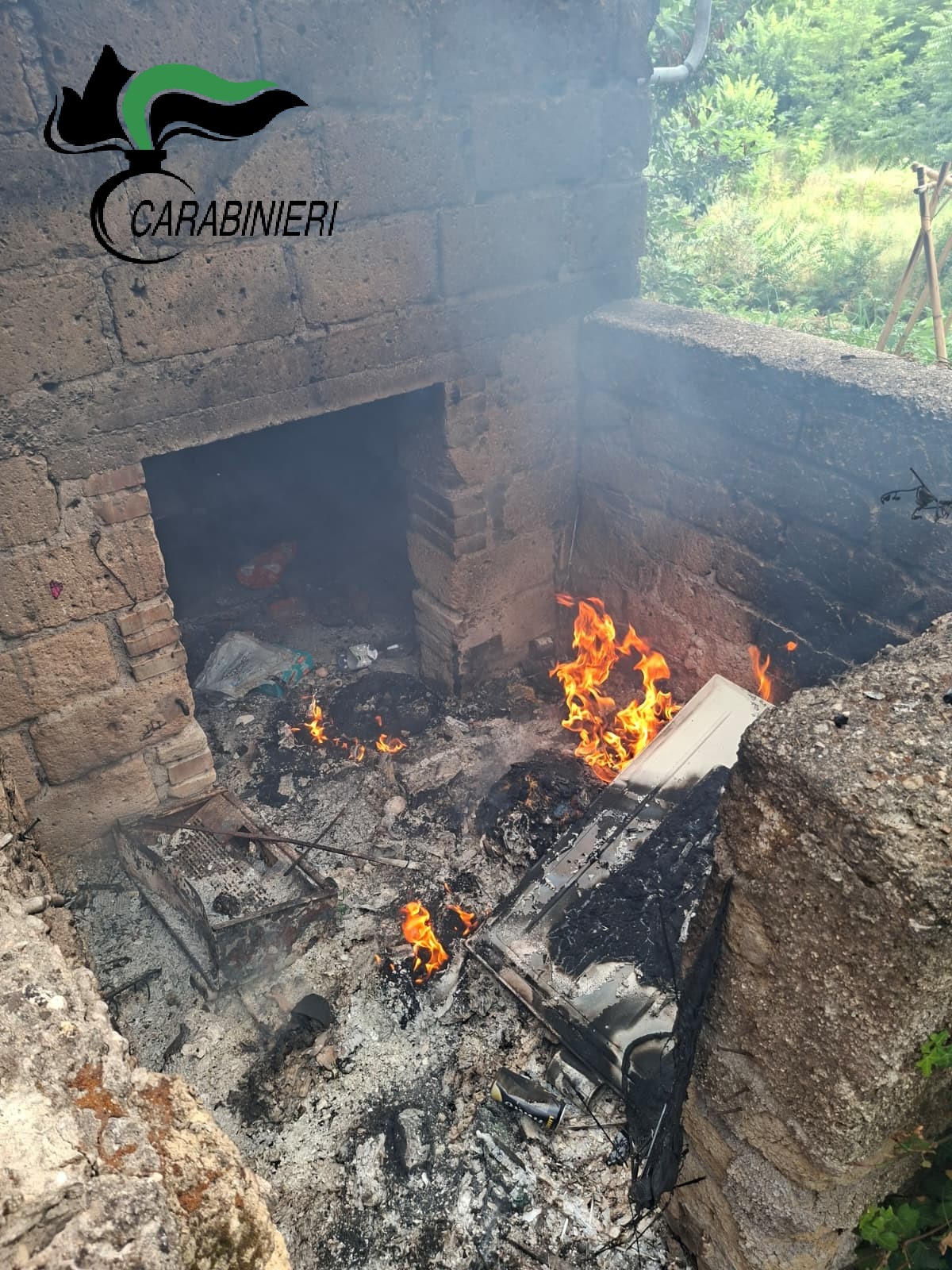 Smaltimento illecito e combustione di rifiuti: denunciato dai Carabinieri Forestali