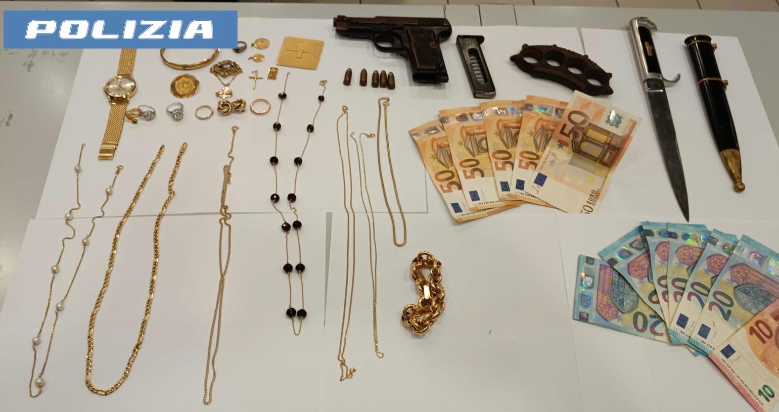 Armato a bordo treno da Novara a Roma in fuga verso Napoli: arrestato dalla Polizia di Stato presso la stazione di Roma Termini Armato a bordo treno da Novara a Roma in fuga verso Napoli: arrestato dalla Polizia di Stato presso la stazione di Roma Termini