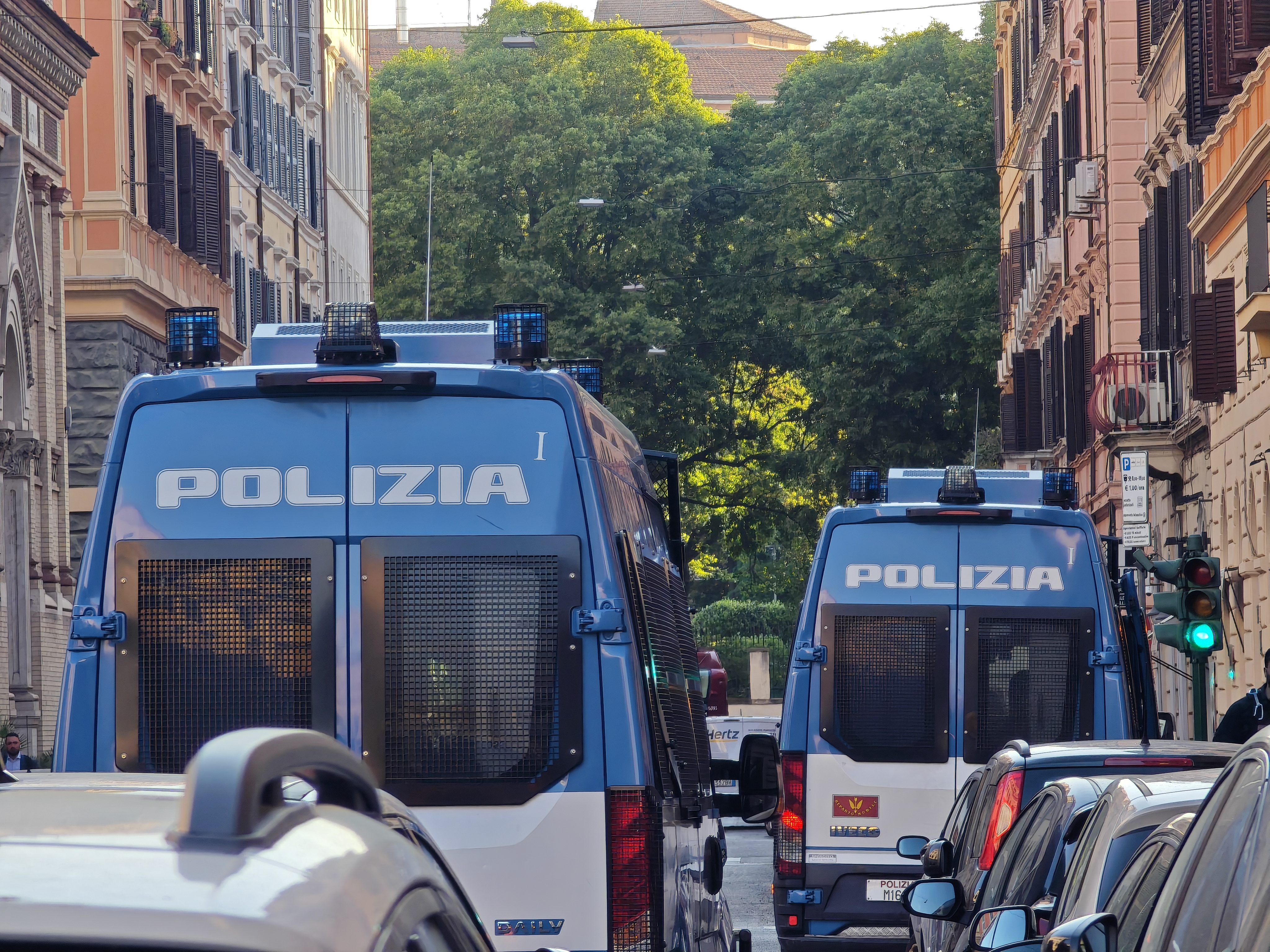 ROMA: DA TERMINI AL “QUADRANTE D’ORO”: 3 ARRESTI DELLA POLIZIA DI STATO TRA RAPINE, FURTI ED UN PASSAPORTO DAL “DOPPIO VOLTO” ROMA: DA TERMINI AL “QUADRANTE D’ORO”: 3 ARRESTI DELLA POLIZIA DI STATO TRA RAPINE, FURTI ED UN PASSAPORTO DAL “DOPPIO VOLTO”