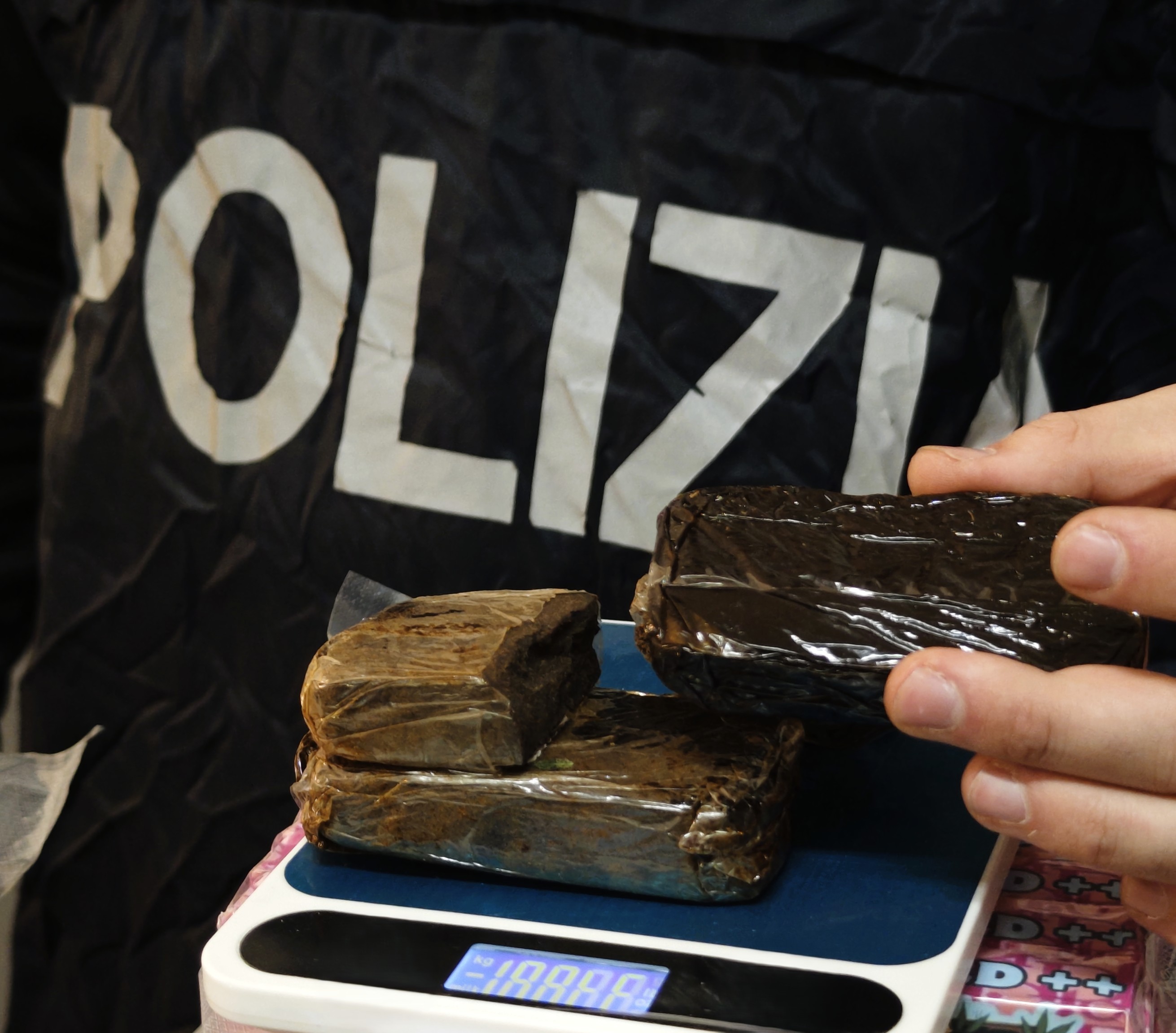 ROMA. SCAMBI FLASH E NASCONDIGLI “GIOCATTOLO”: 9 ARRESTI DELLA POLIZIA DI STATO ROMA. SCAMBI FLASH E NASCONDIGLI “GIOCATTOLO”: 9 ARRESTI DELLA POLIZIA DI STATO