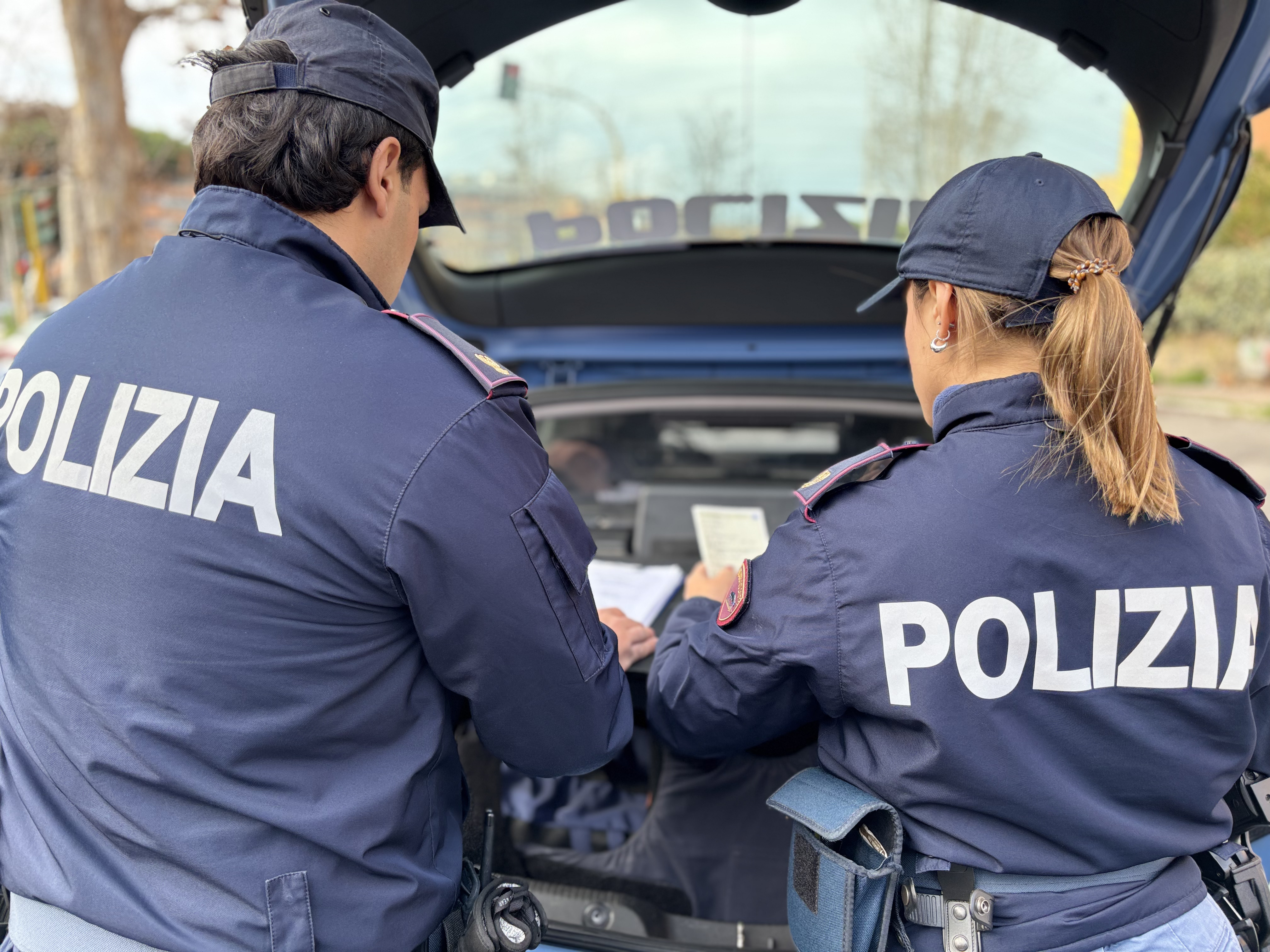 ROMA. TRAVISATI E RADIO COLLEGATI ASSALTANO CASSAFORTE DI UN GOLF CLUB E RESTANO NASCOSTI PER QUATTRO ORE ROMA. TRAVISATI E RADIO COLLEGATI ASSALTANO CASSAFORTE DI UN GOLF CLUB E RESTANO NASCOSTI PER QUATTRO ORE