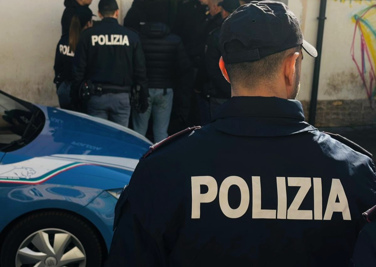 ROMA: STRETTA MULTILEVEL DELLA POLIZIA DI STATO A TOR BELLA MONACA: DALLO SPACCIO CON “USCITA DI EMERGENZA” ALLE SANZIONI AMMINISTRATIVE AGLI ESERCIZI COMMERCIALI ROMA: STRETTA MULTILEVEL DELLA POLIZIA DI STATO A TOR BELLA MONACA: DALLO SPACCIO CON “USCITA DI EMERGENZA” ALLE SANZIONI AMMINISTRATIVE AGLI ESERCIZI COMMERCIALI