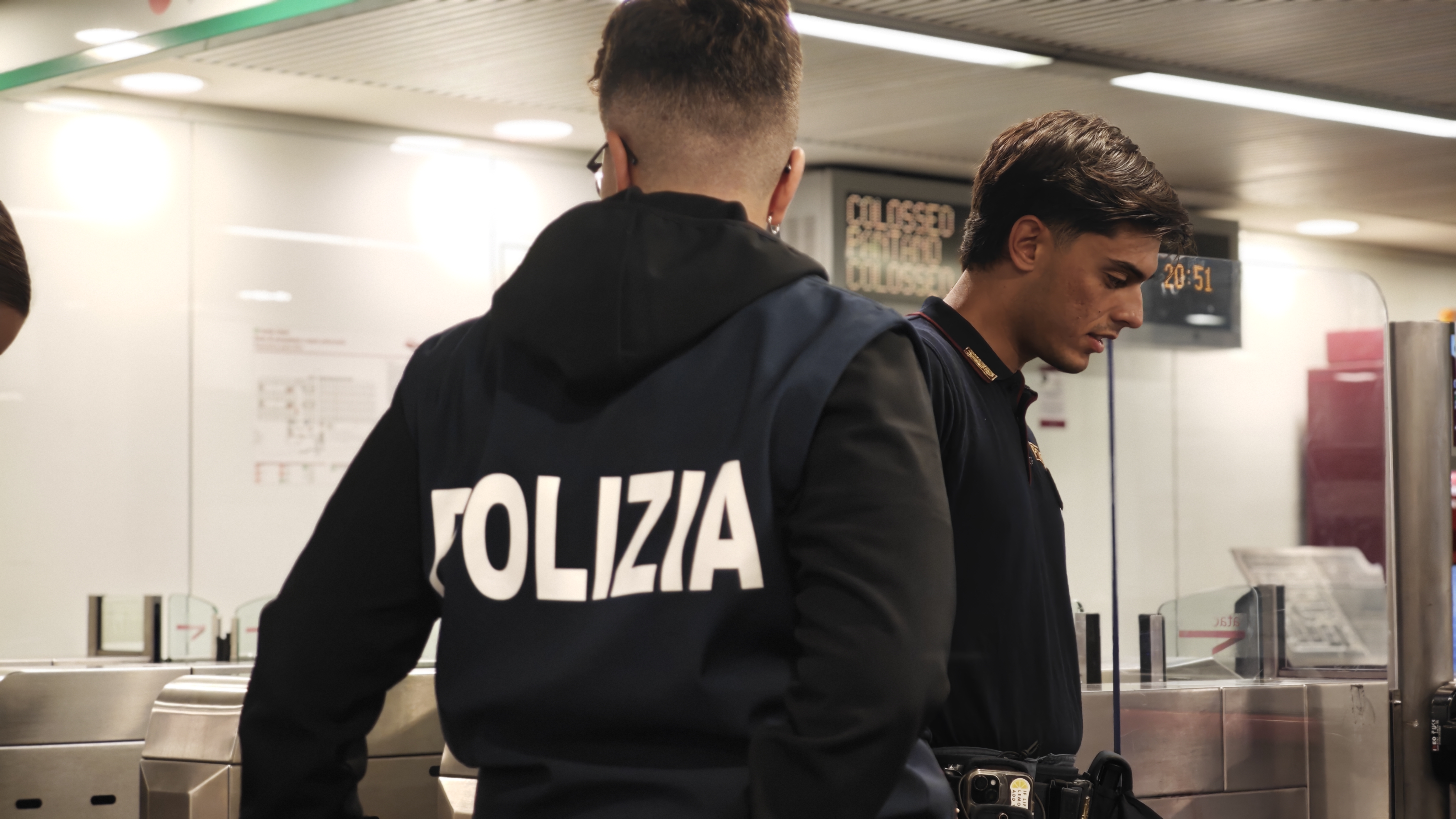 ROMA PERIFERIA EST STRETTA DELLA POLIZIA DI STATO TRA PIAZZE DI SPACCIO ED IRREGOLARITÀ NEGLI ESERCIZI COMMERCIALI ROMA PERIFERIA EST STRETTA DELLA POLIZIA DI STATO TRA PIAZZE DI SPACCIO ED IRREGOLARITÀ NEGLI ESERCIZI COMMERCIALI