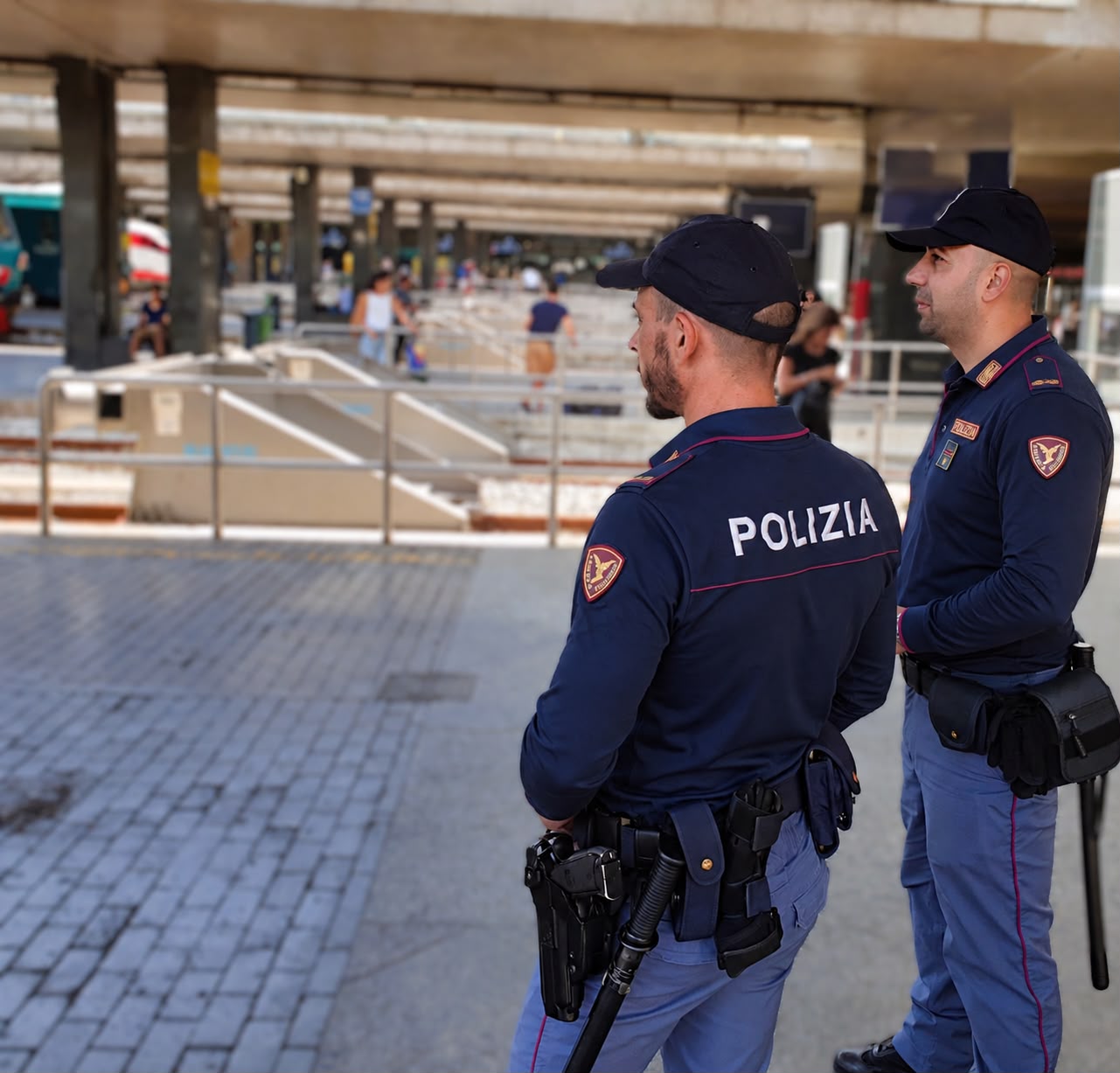BORSEGGIATORI IN AZIONE NEGLI SCALI FERROVIARI ROMANI: LA POLIZIA DI STATO NE ARRESTA QUATTRO IN POCHE ORE TRA OSTIENSE, TIBURTINA E TERMINI BORSEGGIATORI IN AZIONE NEGLI SCALI FERROVIARI ROMANI: LA POLIZIA DI STATO NE ARRESTA QUATTRO IN POCHE ORE TRA OSTIENSE, TIBURTINA E TERMINI
