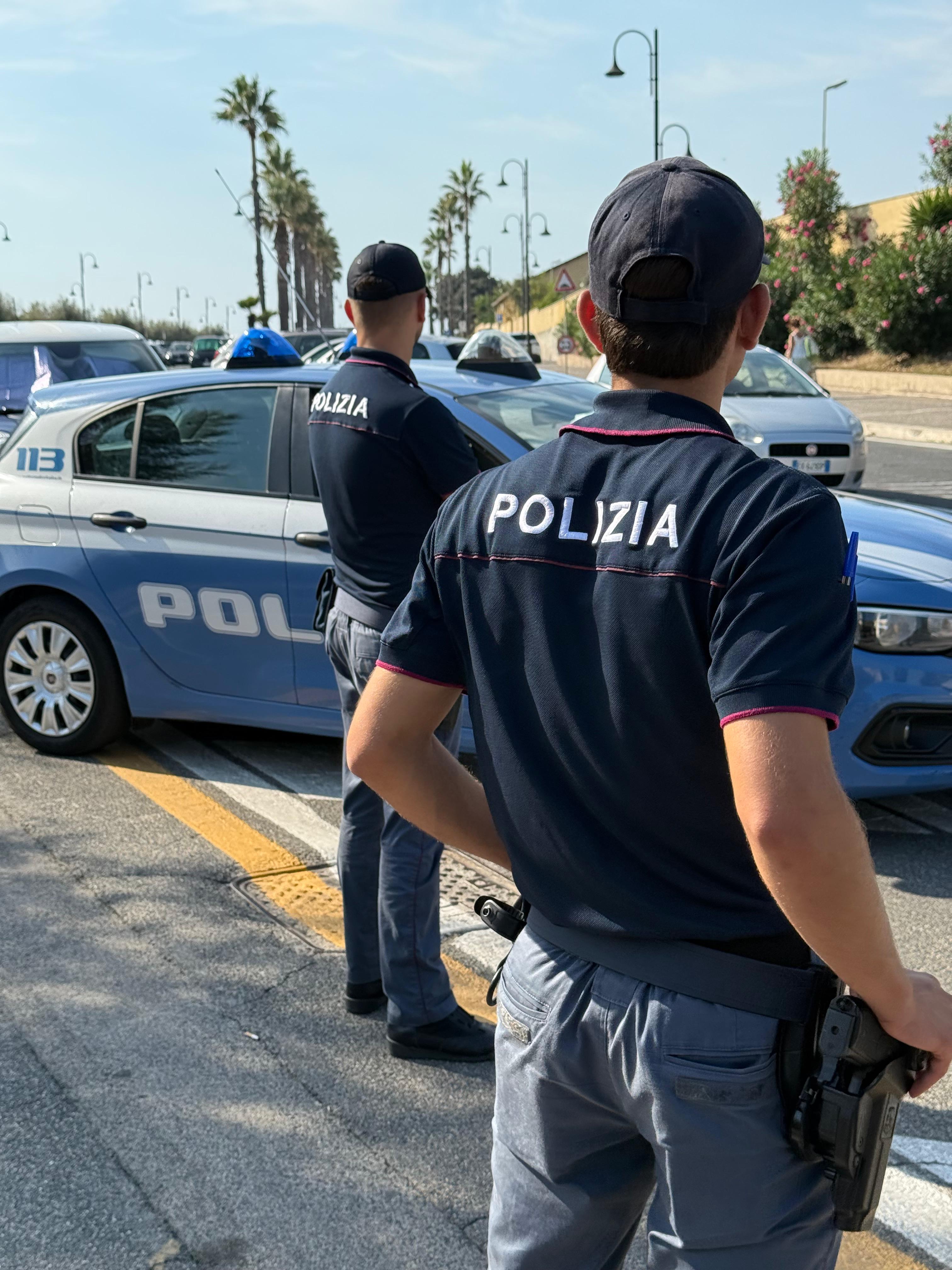 ROMA. PER SFUGGIRE AGLI AGENTI INVESTIRONO E FERIRONO GRAVEMENTE DUE ADOLESCENTI AD OSTIA ROMA. PER SFUGGIRE AGLI AGENTI INVESTIRONO E FERIRONO GRAVEMENTE DUE ADOLESCENTI AD OSTIA