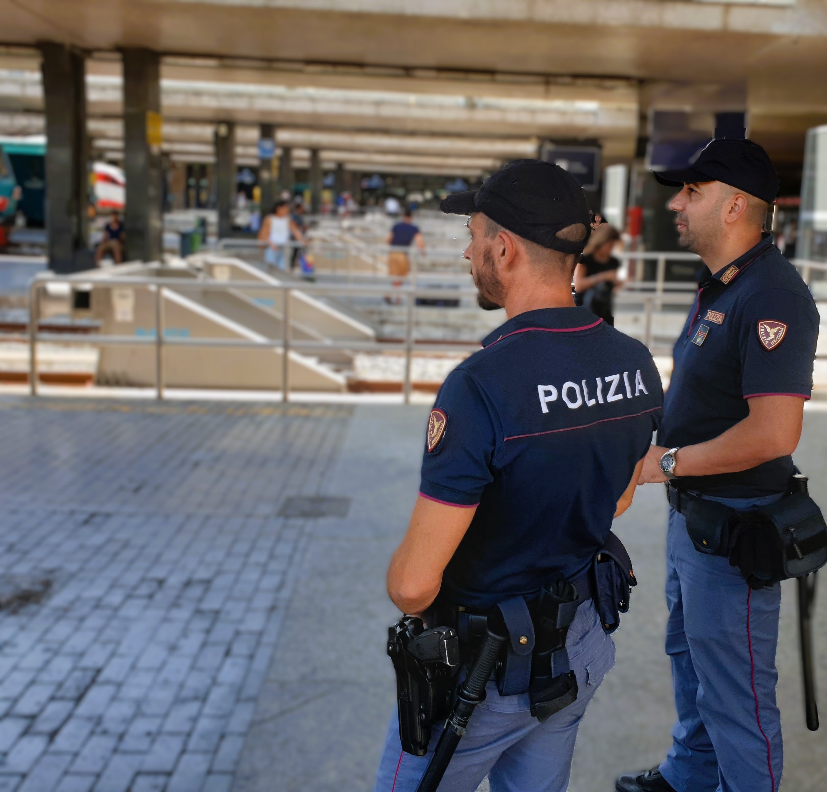 ROMA TERMINI: FURTO A BORDO TRENO AI DANNI DI UN TURISTA: TRE GIOVANI BOSNIACHE FERMATE DALLA POLIZIA DI STATO ROMA TERMINI: FURTO A BORDO TRENO AI DANNI DI UN TURISTA: TRE GIOVANI BOSNIACHE FERMATE DALLA POLIZIA DI STATO