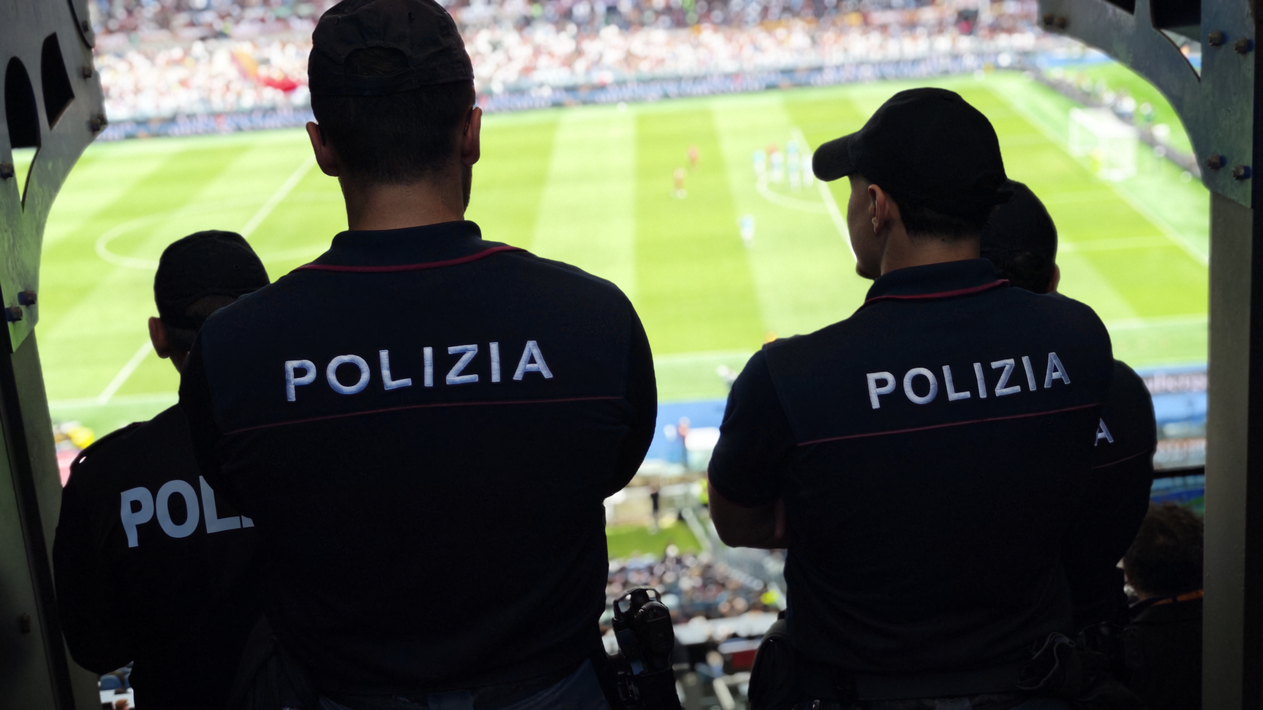 ROMA-SLOVAN BRATISLAVA: ACCOLTI 2000 TIFOSI OSPITI. IDENTIFICAZIONI PREVENTIVE ALL’ARRIVO NELLA CAPITALE PER OLTRE 200 SUPPORTERS A RISCHIO ROMA-SLOVAN BRATISLAVA: ACCOLTI 2000 TIFOSI OSPITI. IDENTIFICAZIONI PREVENTIVE ALL’ARRIVO NELLA CAPITALE PER OLTRE 200 SUPPORTERS A RISCHIO