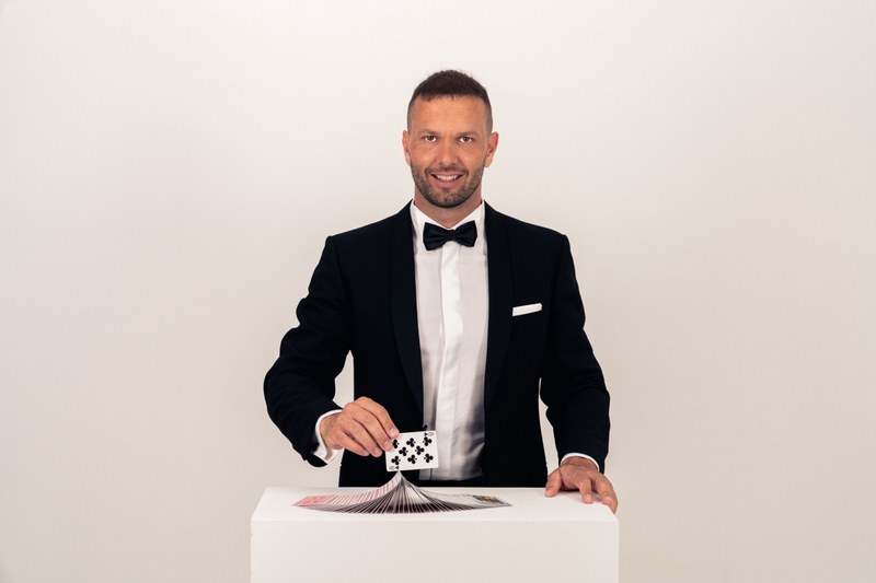 Al Teatro Vittoria arriva “Processo alla magia” con Francesco Frattarelli L’antidoto all’IA? L’emozione del teatro. Al Teatro Vittoria arriva "Processo alla magia" con Francesco Frattarelli
