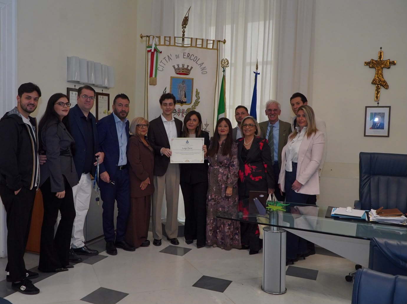 Ercolano celebra l’attore Luigi Zeno: riconoscimento al merito artistico per il talento che si afferma nelle produzioni nazionali e internazionali Ercolano celebra l’attore Luigi Zeno: riconoscimento al merito artistico per il talento che si afferma nelle produzioni nazionali e internazionali