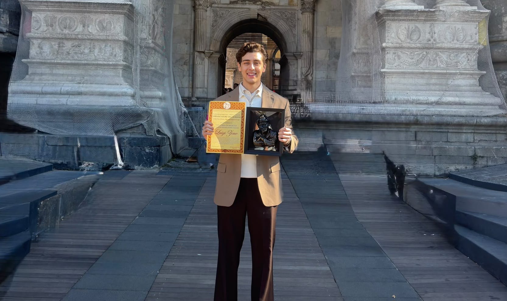 Luigi Zeno premiato al Maschio Angioino come Miglior Giovane Attore Italiano: un riconoscimento firmato dallo scultore Domenico Sepe Luigi Zeno premiato al Maschio Angioino come Miglior Giovane Attore Italiano: un riconoscimento firmato dallo scultore Domenico Sepe
