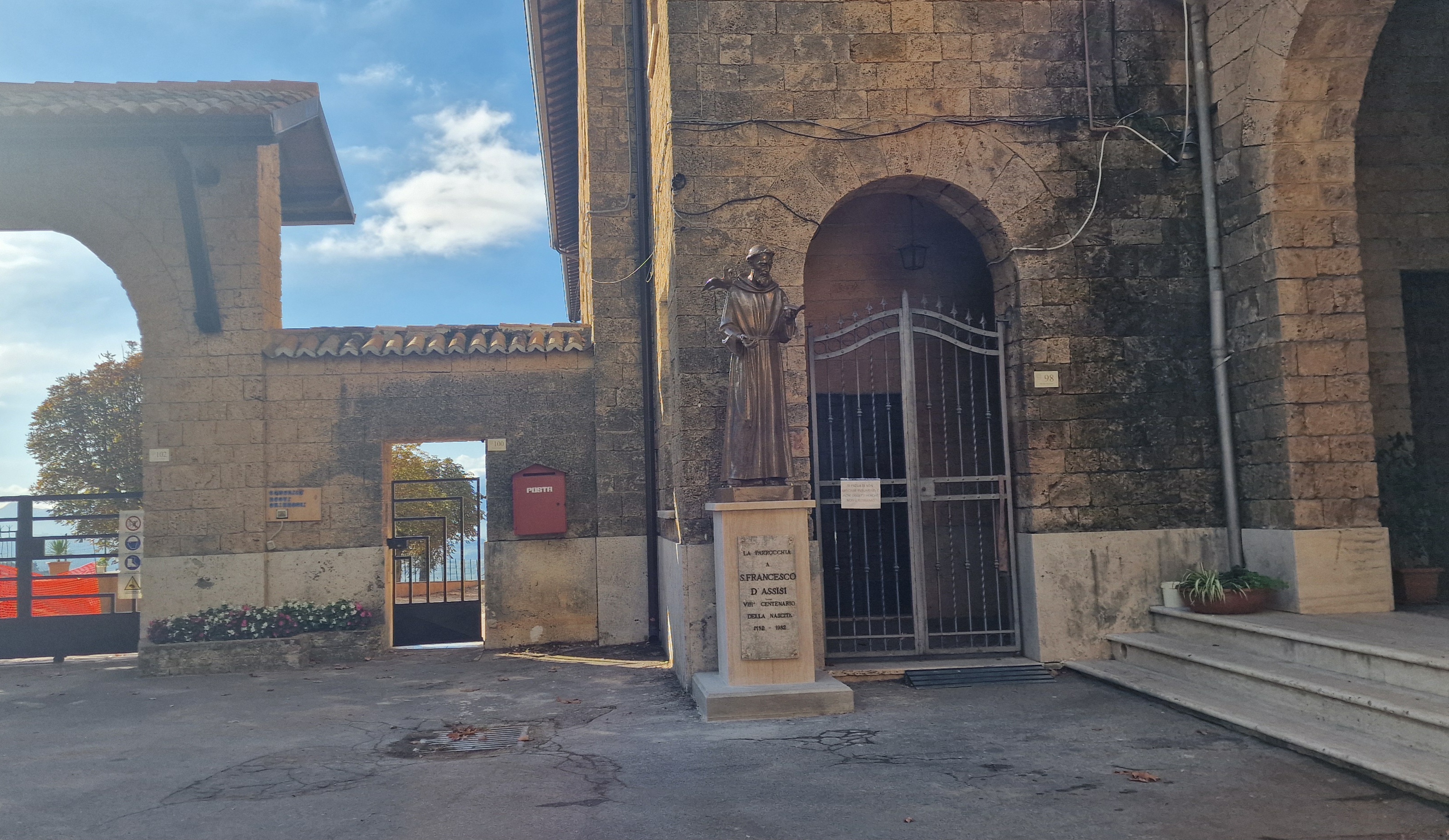 La statua di San Francesco ricollocata di lato, nel silenzio La statua di San Francesco ricollocata di lato, nel silenzio