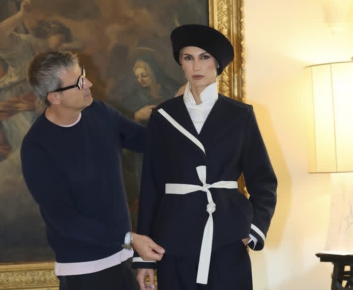 Roma. Camaiani racconta l’inverno «Dalle Vette al Mare» Vittorio Camaiani con una modella della collezione autunno/inverno 2026-2027 «Dalle Vette al Mare». Foto Giancarlo Fiori.