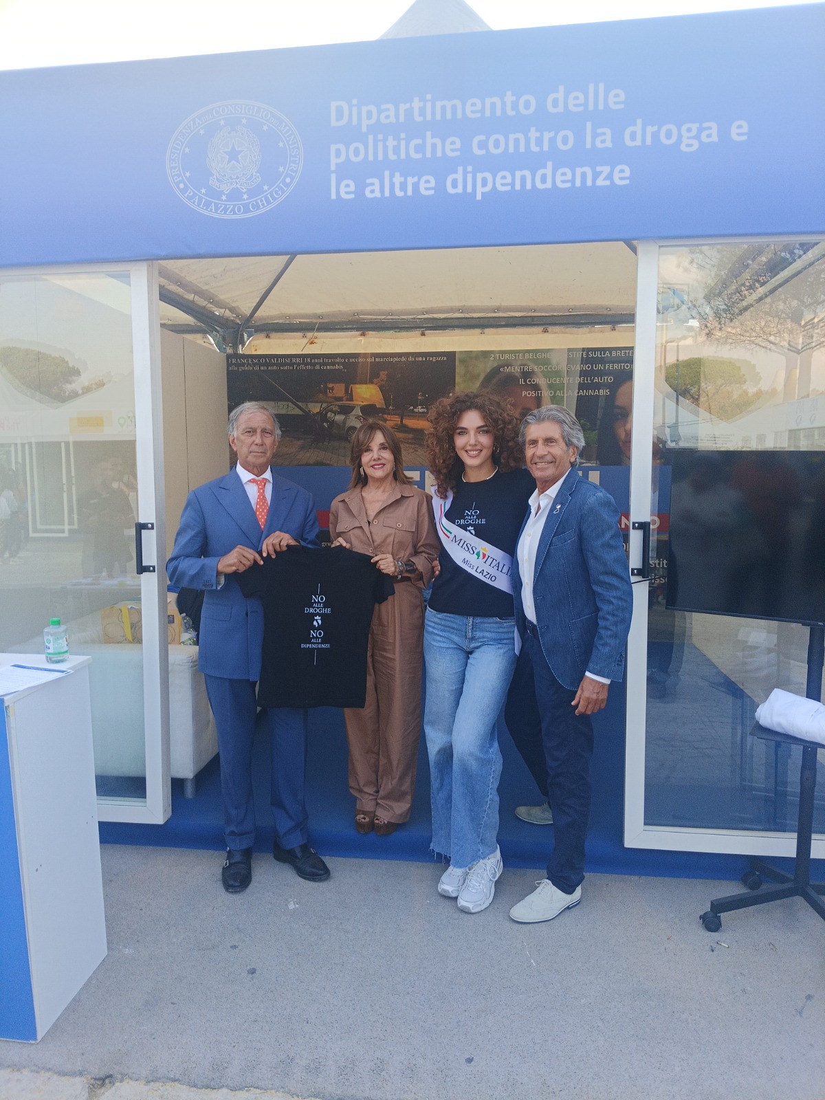 Roma. Miss Lazio a Tennis & Friends contro le dipendenze Alt foto in evidenza: Michela Meli, Miss Lazio 2026, al Foro Italico durante Tennis & Friends con la maglia “No alle droghe, no alle dipendenze”.
