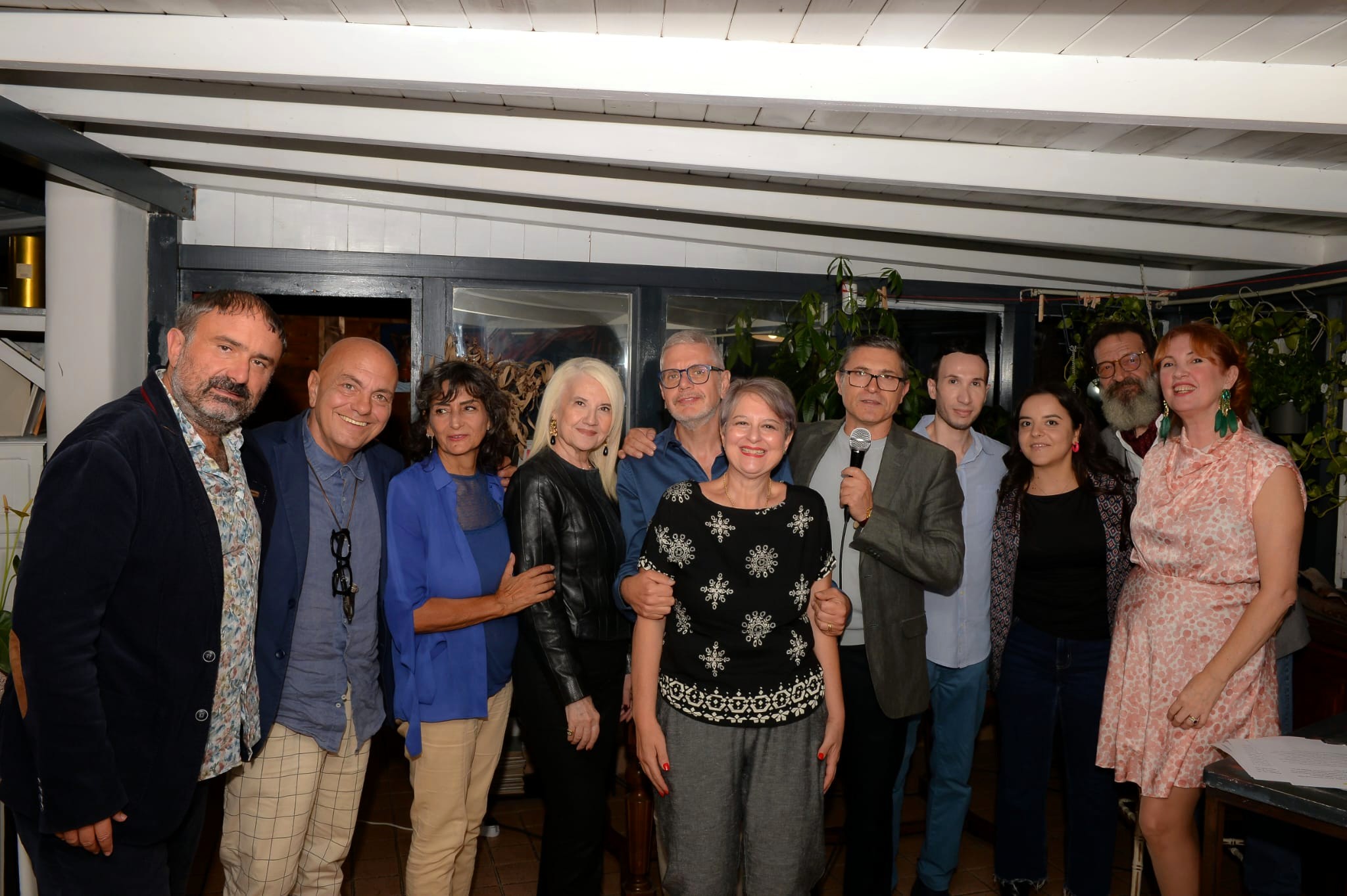 Fiumicino. Cadenze Letterarie, sala piena tra cinema e memoria Foto dei protagonisti dell’incontro all’Orto Stiloso: cinema, letture e confronto con il pubblico.
