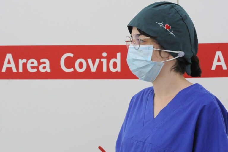 Covid, 13.817 nuovi contagi: tasso di positività scende al 4,3%
