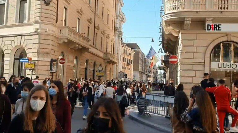 Covid, folla al centro di Roma: chiusa a intermittenza via del Corso