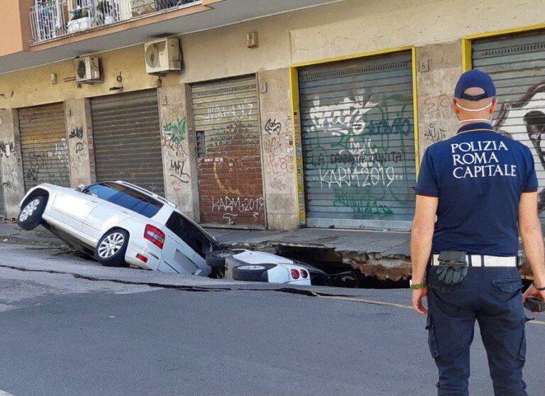 A Roma si apre voragine e sprofondano auto, i residenti: “Paura per le nostre case”