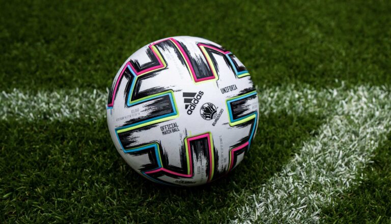 Calcio e razzismo, la Figc e la Uefa aderiscono al black out social