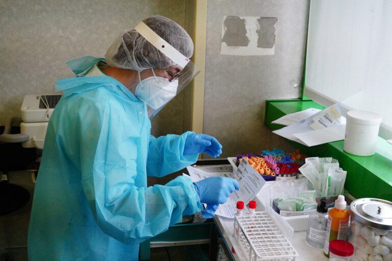Covid, 6.946 i nuovi casi e 251 i decessi. Indice positività al 2,4%