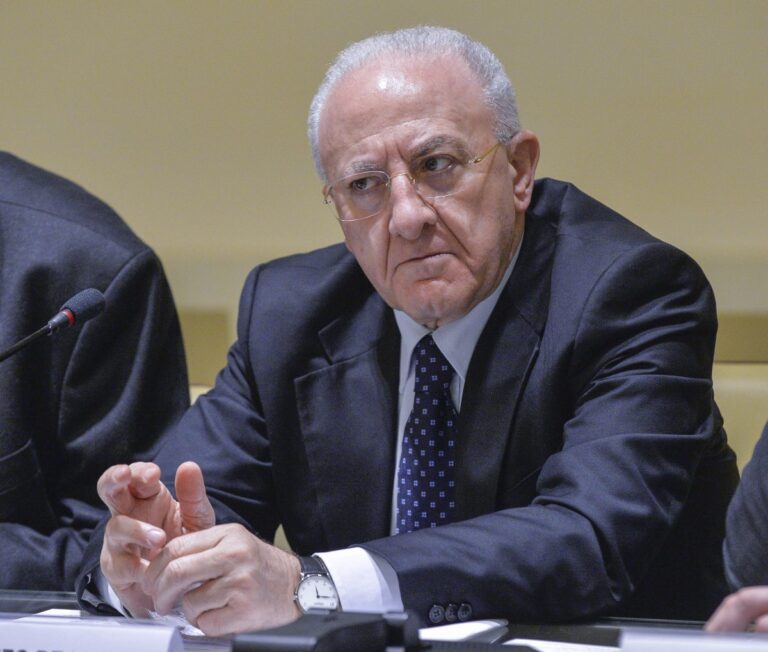 Vaccino, De Luca: “Aprono ai 40enni ma le dosi non ci sono”