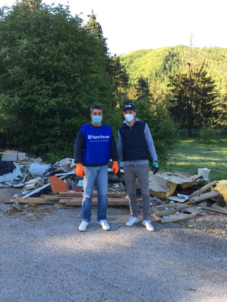 I volontari di Fare Verde rimuovono la grande discarica di Via delle Fragole