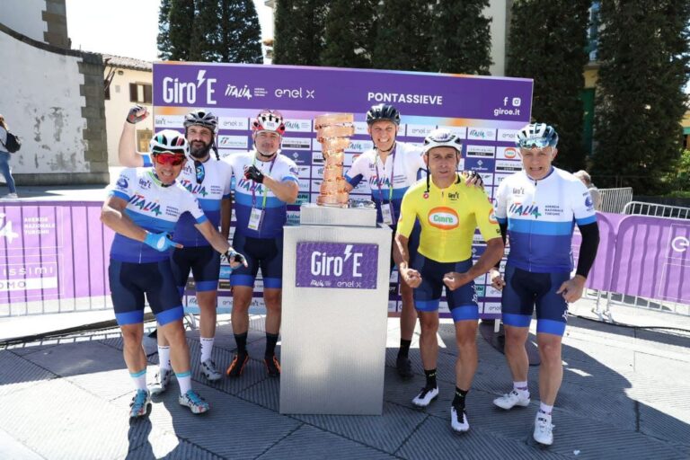 Ciclismo. Pioggia fredda e batteria giù, ma Giro-E svalica in Emilia-Romagna