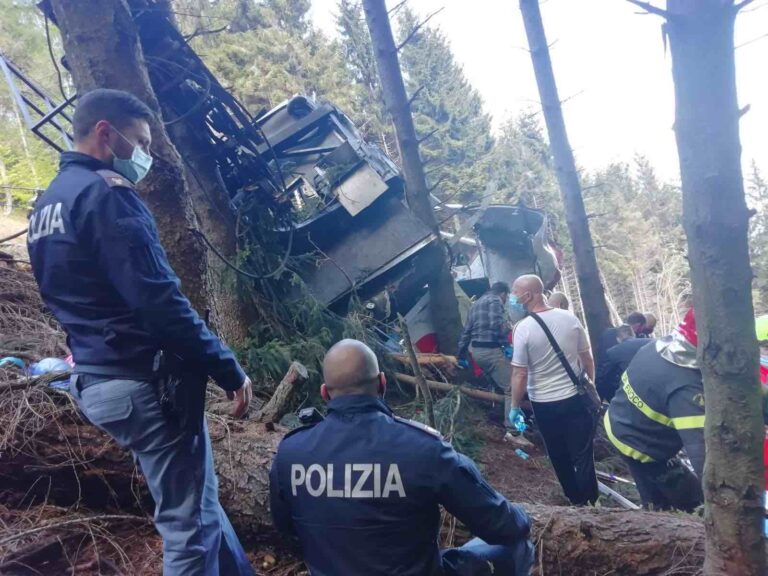 Tragedia sul Lago Maggiore, precipita una cabina della funivia Stresa-Mottarone. Draghi: “Profondo dolore”
