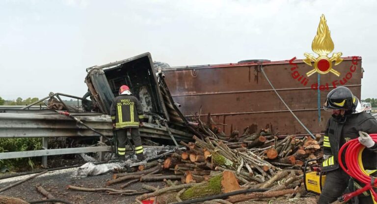 Tir si ribalta sull’A12 Roma-Civitavecchia e prende fuoco, autista perde la vita