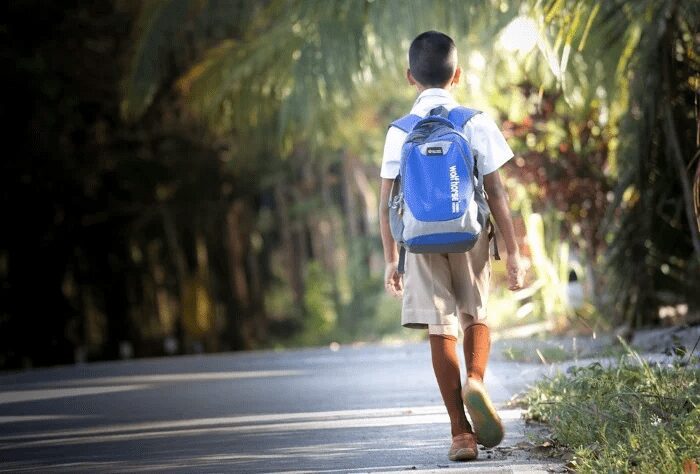 Bimbo di 5 anni si perde sul lungomare di Ostia e va nella sua scuola