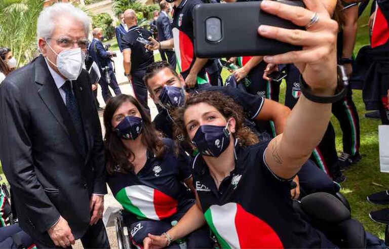 Tokyo 2020, Mattarella consegna il Tricolore agli Azzurri: “Festa per lo sport e l’Italia”