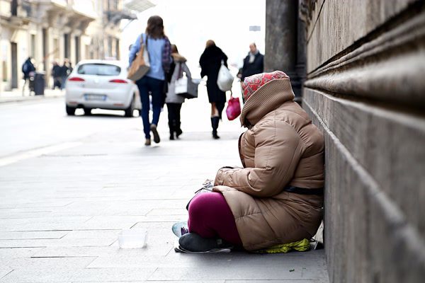 Istat, oltre 5,6 milioni di persone in povertà assoluta: 1,3 milioni sono minori