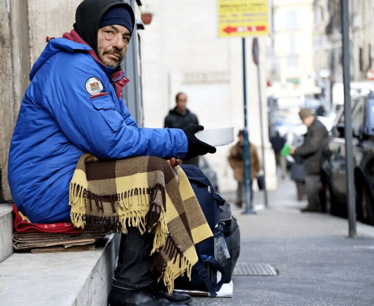 Povertà colpisce duro in Lombardia, Caritas: “Da settembre a marzo hanno chiesto aiuto in 80mila”