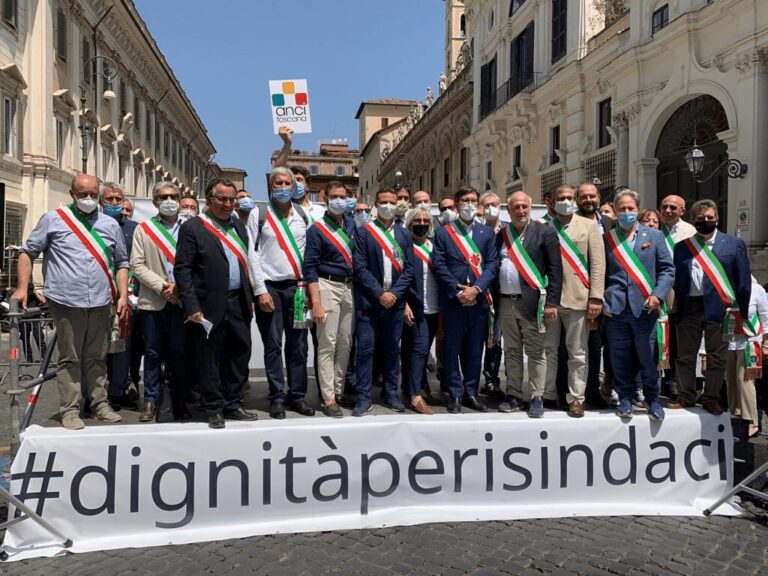 A Roma la marcia di protesta dei sindaci: “Noi colpevoli di fare il nostro lavoro”