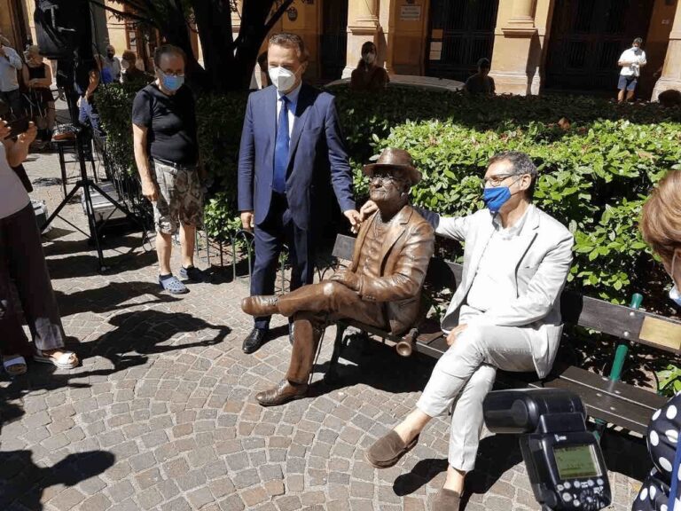 A Bologna inaugurata la statua dedicata a Lucio Dalla