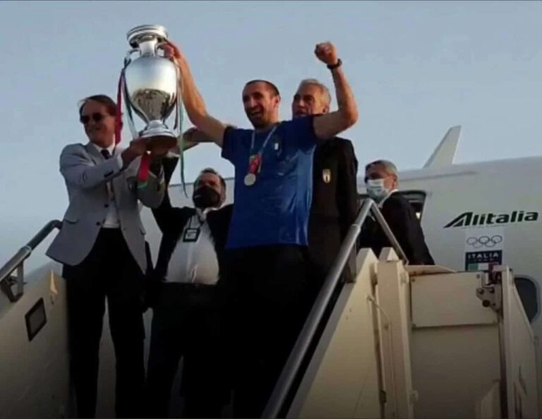 Gli azzurri accolti a Fiumicino dai tifosi. Nel pomeriggio l’incontro con Draghi e Mattarella