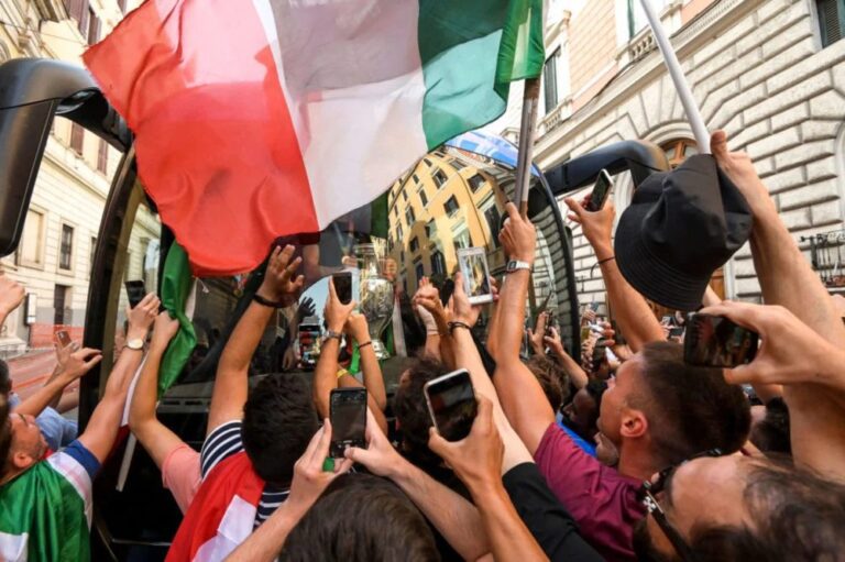 Euro2020, allarme dei medici: “Festeggiamenti fuori controllo per la Nazionale di calcio, ci saranno focolai”
