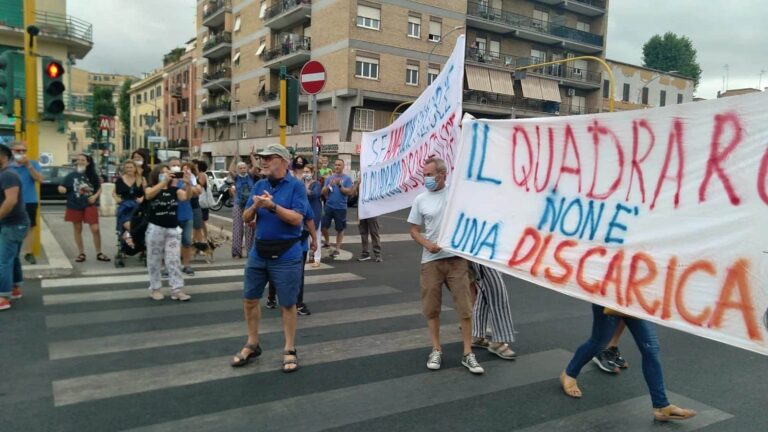 A Roma i cittadini del Quadraro bloccano il traffico: “Basta rifiuti in strada”