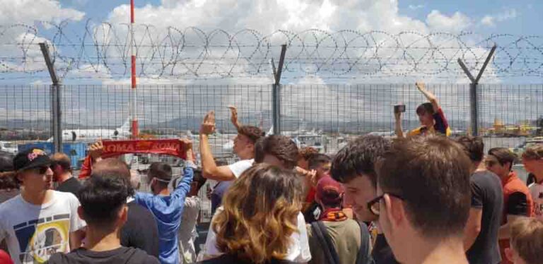 Mourinho come il pontefice, i tifosi della Roma lo attendono a Ciampino: ‘HabeMOUs Papam’