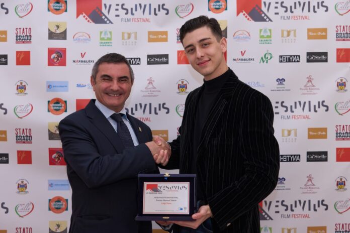 Luigi Zeno & Raffaele De Luca Luigi Zeno premiato da Raffaele De Luca Presidente del Parco Nazionale del Vesuvio al Vesuvius Film Festival 2025