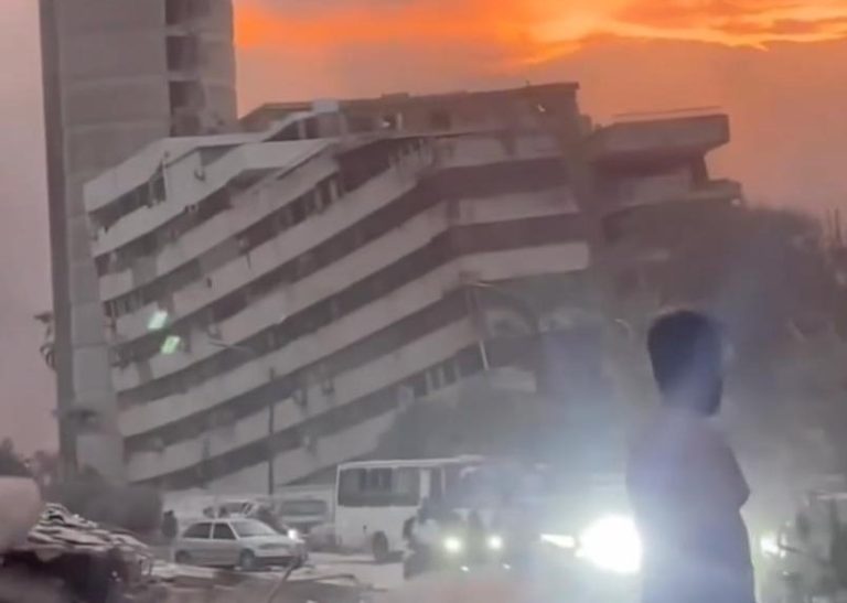 Due terremoti fortissimi in un minuto: Venezuela devastato. Si temono fino a 100.000 morti