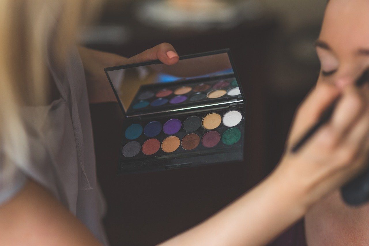 makeup-791303_1280